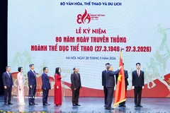 El secretario general del Partido Comunista de Vietnam, To Lam, entrega la Orden del Trabajo de Primera Clase al Departamento de Deportes y Educación Física de Vietnam. (Foto: VNA)