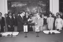 El ministro de Relaciones Exteriores de Vietnam, Nguyen Duy Trinh, y su homólogo tailandés, Bhichai Rattakul, firman el 6 de agosto de 1976 en Hanoi el comunicado conjunto sobre el establecimiento de relaciones diplomáticas entre ambos países. (Foto: VNA)