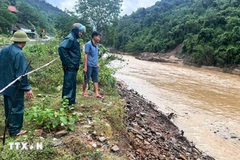 Descubren bomba de casi 1,4 metros de largo bajo el río Nam Mo. (Foto: VNA)