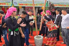 Competencia de molienda tradicional de Com, recreando el oficio de hacer Com y honrando las manos laboriosas de los habitantes de la comuna de Hop Thanh. Foto: VNA