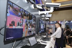 Visitantes en exposición de equipos tecnológicos para ciberseguridad. (Foto: VNA)