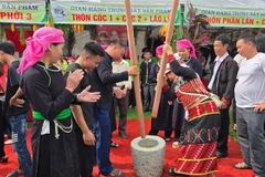 Competencia de molienda tradicional de Com, recreando el oficio de hacer Com y honrando las manos laboriosas de los habitantes de la comuna de Hop Thanh. Foto: VNA