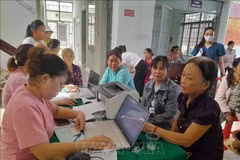 Personas acuden a consulta en el Puesto de Salud de la comuna de Phu Rieng, provincia de Dong Nai. (Foto: VNA)