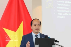 El presidente de la Asociación de Intelectuales Vietnamitas en Bélgica y Luxemburgo (ViLaB), Phung Quoc Tri, en el seminario. (Foto: VNA)
