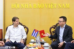 El presidente de la Asociación de Periodistas de Vietnam, Le Quoc Minh, y Jorge Legañoa Alonso, presidente de la Agencia Informativa Latinoamericana Prensa Latina. (Foto: VNA)
