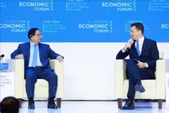 El primer ministro de Vietnam, Pham Minh Chinh, y el director ejecutivo del FEM, Stephan Mergenthaler. (Foto: VNA)