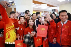 El primer ministro de Vietnam, Pham Minh Chinh, con estudiantes galardonados en concursos internacionales en 2025. (Foto: VNA)