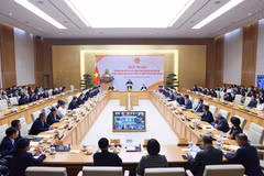 El primer ministro Pham Minh Chinh preside una conferencia en línea con embajadores y jefes de las oficinas de representación de Vietnam en el exterior (Foto: VNA)