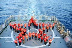 Más de 60 vietnamitas residentes en el extranjero participan en el programa de visitas a los soldados y habitantes del distrito insular de Truong Sa y la plataforma DK1 del 18 al 26 de abril de 2025. (Foto: VNA)