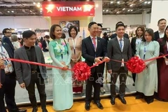 El embajador de Vietnam en Singapur, Tran Phuoc Anh, y representantes del Departamento de Turismo de Ciudad Ho Chi Minh en ITB Asia 2025. (Foto: VNA)
