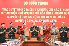 El teniente general Phung Si Tan, subjefe del Estado Mayor General del Ejército Popular de Vietnam, entrega as decisiones del Presidente de la República a dos oficiales del Ejército Popular de Vietnam que participarán en las operaciones de mantenimiento de la paz de las Naciones Unidas en Sudán del Sur y la región de Abyei. ,(Foto: VNA)