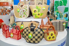 Productos elaborados con materiales ecológicos como bolsos de junco y pajitas de hierba de la Cooperativa de Mujeres de Phu My, provincia de An Giang. Foto: VNA