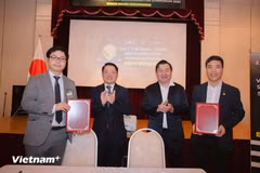 Se firman Memorandos de Entendimiento (MOU) entre el Colegio Politécnico FPT, la Alianza para el desarrollo de recursos de la industria de semiconductores de Vietnam y socios nipones. (Foto: VNA)