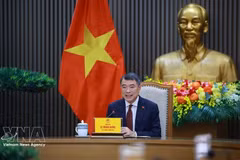 El primer ministro de Vietnam, Le Minh Hung, durante una conversación telefónica con su homólogo chino Li Qiang. (Foto: VNA)