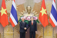 El presidente de la Asamblea Nacional de Vietnam, Tran Thanh Man, recibe al presidente de la Asamblea Nacional y titular de la Cámara de Representantes de Tailandia, Sophon Zaram. (Foto: VNA)