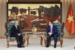 El primer ministro de Vietnam, Pham Minh Chinh, recibe al embajador de Indonesia en el país, Adam Mula Warman Tugio. (Foto: VNA)