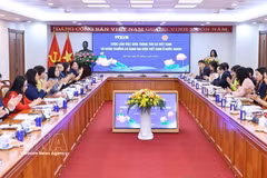 Sesión de trabajo entre la dirección de la Agencia Vietnamita de Noticias y los jefes de las misiones diplomáticas vietnamitas en el extranjero, celebrada el 20 de marzo. (Foto: VNA)