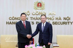 El director de la Policía de Hanoi, teniente general Nguyen Thanh Tung, y el ministro de Seguridad Pública de Laos, coronel general Vanthong Kongmany. (Foto: VNA)