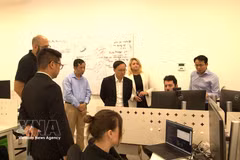 El embajador de Vietnam en Israel, Nguyen Ky Son, visita Qarakal Quantum, una empresa emergente israelí situada a la vanguardia de la investigación y el desarrollo en computación cuántica. (Foto: VNA