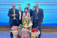 La exvicepresidenta de Vietnam Nguyen Thi Binh, célebre negociadora en los Acuerdos de Paz de París, fue galardonada con el Premio Romesh Chandra por sus significativas contribuciones a la causa de la paz y la solidaridad internacional. (Foto: VNA)