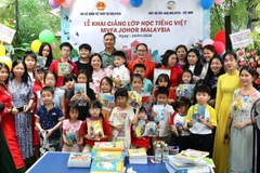 El embajador de Vietnam en Malasia, Dinh Ngọc Linh, la presidenta de la Asociación de Amistad Malasia–Vietnam y fundadora del Club de Lengua Vietnamita, Tran Thi Chang. y estudiantes de idioma vietnamita en Malasia. (Foto: VNA)