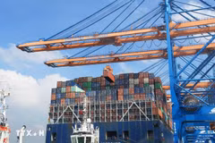 Carga de contenedores en un buque de 200,000 DWT en el puerto internacional de Gemalink, provincia de Ba Ria - Vung Tau. (Foto: VNA)