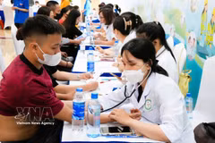 Chequeos médicos para trabajadores. (Foto: VNA)