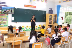 Los docentes organizan juegos, canciones y relatos sobre la familia, la escuela y la comunidad para acercar el idioma vietnamita a los estudiantes. (Foto: VNA)