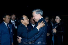 Bounthong Chitmany, miembro del Buró Político y permanente del Secretariado del Comité Central del Partido Popular Revolucionario de Laos (PPRL) y vicepresidente de ese país, recibe al ecretario general del Partido Comunista de Vietnam (PCV), To Lam. (Fuente: VNA)