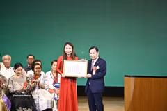 La presidenta de la Asociación de Kansai, Le Thuong, recibe Premio Ciudadano Global en Japón. (Foto: VNA)
