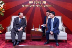El miembro del Buró Político y permanente del Secretariado del Comité Central del Partido Popular Revolucionario de Laos, Vilay Lakhamphong, (izquierda) tel miembro del Buró Político y el ministro de Seguridad Pública de Vietnam, Luong Tam Quang (Foto: VNA)