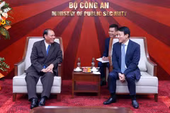 El miembro del Buró Político y permanente del Secretariado del Comité Central del Partido Popular Revolucionario de Laos, Vilay Lakhamphong, (izquierda) tel miembro del Buró Político y el ministro de Seguridad Pública de Vietnam, Luong Tam Quang (Foto: VNA)