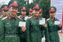 eEectores, incluyendo oficiales, soldados y residentes que viven y trabajan en la Zona Económica Especial de Con Co (Quang Tri), participan con alegría en las elecciones. Foto: VNA