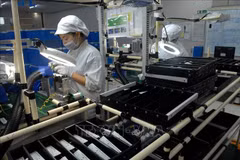 Línea de producción de dispositivos electrónicos y sistemas de iluminación para automóviles y motocicletas en la compañía Electric Vietnam Stanley. Foto de archivo: VNA