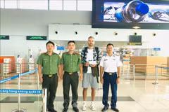 Policía vietnamita asiste al ciudadano ucranio Oleksandr Kyselytsia con los trámites de salida en el aeropuerto de Phu Quoc. (Foto: VNA)