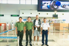 Policía vietnamita asiste al ciudadano ucranio Oleksandr Kyselytsia con los trámites de salida en el aeropuerto de Phu Quoc. (Foto: VNA)