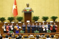 El secretario general To Lam, el primer ministro Pham Minh Chinh, el Presidente de la Asamblea Nacional Tran Thanh Man y otros dirigentes del Partido y del Estado ofrecen flores en congratulación a los viceprimeros ministros, ministros y jefes de Comisiones de la Asamblea Nacional. Foto: VNA