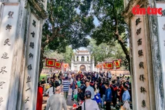 El sitio histórico de Van Mieu - Quoc Tu Giam (Templo de la Literatura) es siempre un punto de gran atracción para los visitantes al comienzo de la primavera. (Foto: VNA)