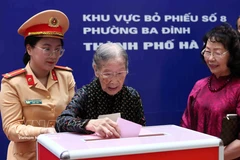 La votante Phan Thi Thuan, de 101 año de edad, ejerce su derecho al voto. (Foto: VNA)