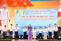 Entregan becas para hijos de cuadros y militares de la Zona Especial de Truong Sa. (Foto: VNA)