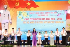 Entregan becas para hijos de cuadros y militares de la Zona Especial de Truong Sa. (Foto: VNA)