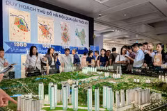 Habitantes de Hanoi consultan el plan de desarrollo urbano de la capital con visión de 100 años. (Foto: VNA)