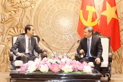 El miembro del Buró Político, secretario del Comité Central del Partido Comunista de Vietnam (PCV) y jefe de su Comisión de Asuntos Internos, Le Minh Tri, recibe al embajador de China en el país, He Wei. (Foto: VNA)