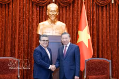El secretario general del Partido y presidente de Vietnam, To Lam, recibe al embajador de Palestina, Saadi Salama. (Foto: VNA)