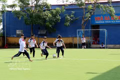 Escolares vietnamitas juegan fútbol en el receso. (Foto: VNA)