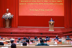 El primer ministro de Vietnam, Pham Minh Chinh, preside la conferencia para fortalecer la sinergia entre la garantía de la defensa, la seguridad nacional y el desarrollo socioeconómico en la estratégica región del Delta del Mekong (Foto: VNA)