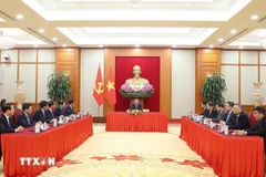 El secretario general del Partido Comunista de Vietnam, To Lam, mantiene una conversación telefónica con el presidente de los Estados Unidos, Donald Trump. (Foto: VNA)