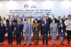 El presidente de la Asamblea Nacional de Vietnam, Tran Thanh Man, junto con los jefes de delegación de los Parlamentos miembros de la AIPA. (Foto:VNA)
