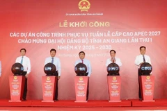 El viceprimer ministro de Vietnam, Nguyen Chi Dung, presidie la ceremonia de inicio de 10 proyectos clave de infraestructura para la Cumbre del APEC. (Foto: VNA)