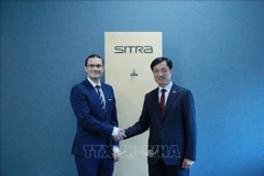 El miembro del Buró Político y jefe de la Comisión de Control Disciplinario del Comité Central del Partido Comunista, Nguyen Duy Ngoc (derecha), visita el Fondo de Innovación de Finlandia (SITRA). (Foto: VNA)